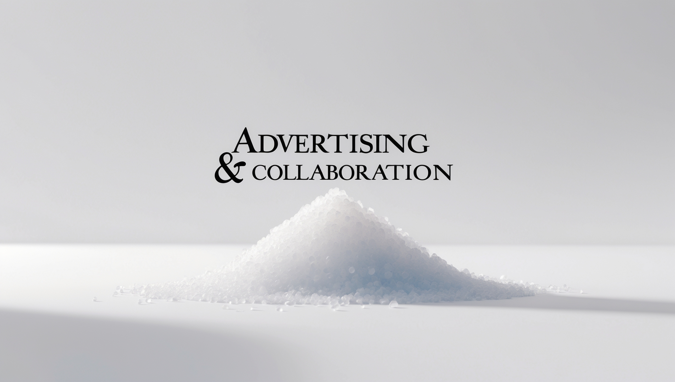 白背景に塩の結晶がワンポイントで描かれ、中央に明朝体で「Advertising & Collaboration」と書かれた、salt-salty.comの広告掲載・タイアップ募集ページ用アイキャッチ画像。